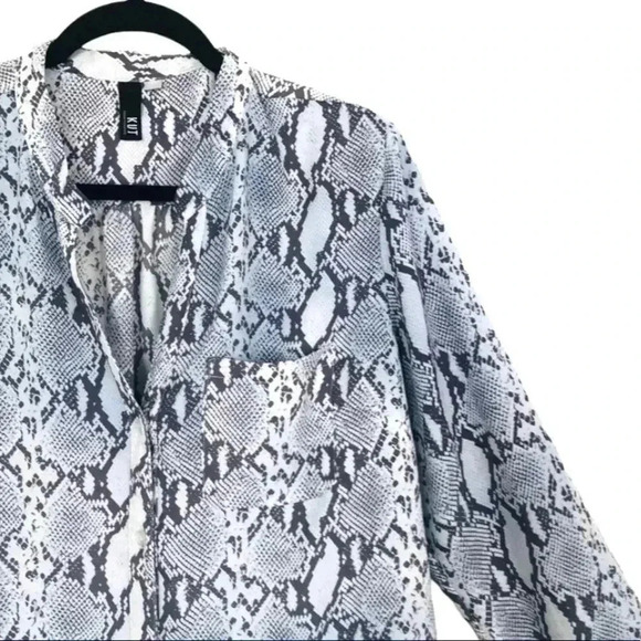 Kut From The Kloth Women’s Snake Print Sinclair Gray White Blouse Size XL - Picture 6 of 14